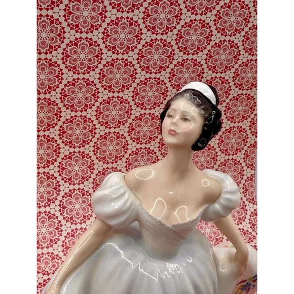 Royal Doulton “Kate”  HN 2789, 1977,  Windblown Floral Dress, stunning - Picture 13 of 15